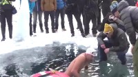 新世界纪录！捷克自由潜水员无装备冰下潜水52.1米