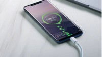 “充电时真的别玩手机”登顶热搜 网友：真做不到