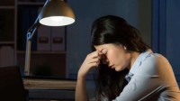 女子长期熬夜焦虑导致面瘫 医生建议年轻人适当放松