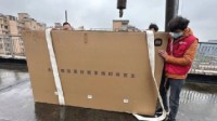小米98寸电视用户三年换修五次 动用四次吊车