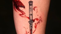 顽皮狗尼尔晒自己的《美末》纹身：艾莉的染血弹簧刀
