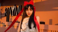 女团成员Lisa发布生日贺图 红丝美腿笑容甜美