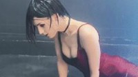 女子双腿绑14瓶茅台入境 湿身艾达王的午间动态图