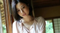 包臀牛仔裤希望世界和平 露出大腿有风险的囧图 