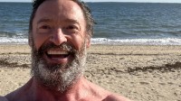 “狼叔”休·杰克曼分享近照：在海边独自一人惬意大笑