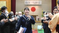 日本一小岛唯一的学生毕业了 当地学校也将关停