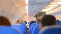 空姐飞机上推销商品长达40分钟 业内称此情况不违规