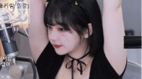 空姐飞机上推销商品长达40分钟 韩国女高裙的动态图 