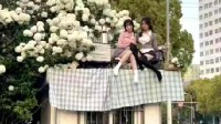 两女生为拍美照爬上岗亭取景 官方：亭子将被拆除