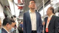不坐自家百万U8！比亚迪董事长王传福坐地铁去车展