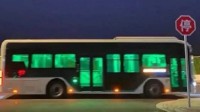 上海公交车深夜冒绿光 网友直呼：密室逃脱现场？