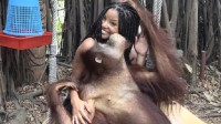 《小美人魚》女主遊覽動物園引爭議 還被吐槽像猩猩