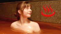 《生化4》艾什莉臉模日本泡溫泉：美人出浴 雙頰緋紅