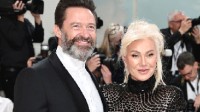 Hugh Jackman and his wife appear on the red carpet, the bearded version of Uncle Wolf is vicissitudes and handsome