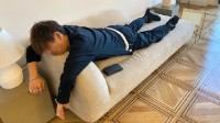 吉田直树玩命宣传《FF16》 回酒店直接累瘫在沙发