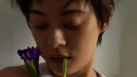 孙俪叼花拍写真大片引争议 网友：这种花好像有毒 