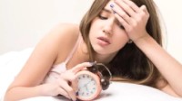 研究建议失眠者睡前远离手机 不要频繁看时间
