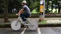推主手工自制水泥自行车：重达135公斤重 但能骑！