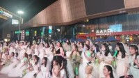王源重慶演唱會引爭議：粉絲集體穿婚紗追星