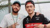 跨界联动！内马尔与中国F1车手周冠宇合影