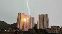 香港一高楼同一住户1秒被雷劈3次 网友：画面太震撼