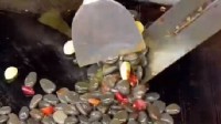 长沙夜市现爆炒鹅卵石 专家科普：这是地方菜叫嗍丢