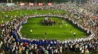 贵州“村超”吸引近5万人观赛 韩乔生坐梯子上解说