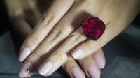 拍卖史上最大红宝石！超55克拉红宝石拍出2.5亿元