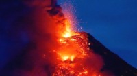 菲律宾最活跃火山持续喷出岩浆 逾万人紧急撤离