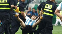 阿根廷球迷冲入场内！拥抱梅西并与多名球员击掌