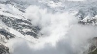 游客新疆旅游拍下雪崩全过程：壮观至极 众人尖叫