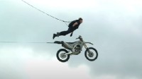 湯姆·克魯斯：《碟中諜7》最危險的摩托車跳崖場景在第一天拍攝