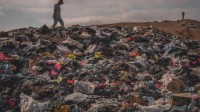 捐给H&M的回收衣物 成了非洲海滩的“垃圾山”