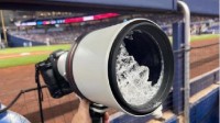 9.5万元索尼镜头被棒球击中报废 摄影师逃过一劫
