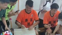 陈百祥在贵州村超收到《小鸡吃米图》：签名祝枝山