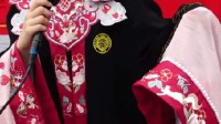 北大女生穿马面裙参加毕业典礼 弘扬中国传统文化