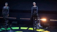 曾扬言毁灭人类女机器人答记者问：AI比人类更优秀