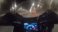 男子市区骑摩托飙到250km/h以上 已经能追高铁