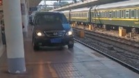 网传轿车开上火车站台 广州站回应：公用车 已报备