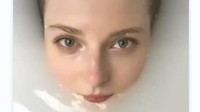 美女出浴！《生化4RE》脸模发浴缸泡澡视频