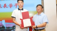 院长赴川为敬礼娃娃送北大通知书：现场自豪感满满