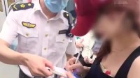 女子在南京地铁车厢喝水被开“罚单” 列车上禁止饮食