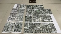 海关抓获藏匿860根内存条走私入境案：藏于客车暗格