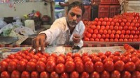 印度番茄价格暴涨6倍：有店老板怕被抢 雇保镖看店