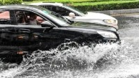 专家提醒：新能源汽车泡水或存漏电风险！