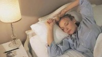“投降式睡姿”引热议 专家：是不良睡姿 弊大于利