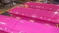 粉红色狂潮：殡仪馆推出芭比风格棺材