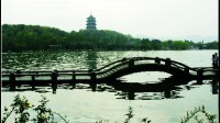 外国游客吐槽：西湖矿泉水6元1瓶太贵