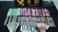 又见狠人！男子双腿绑满内存条入境被查：藏了420个