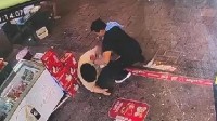 店员被陌生男子殴打拒不还手 怕被认定为互殴